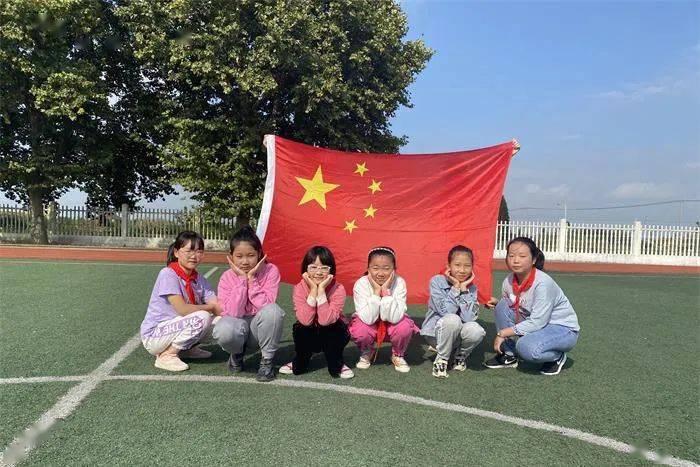 妈妈离婚了，另组家庭了，妈妈已经有小孩了，为什么还要认我？游戏画面