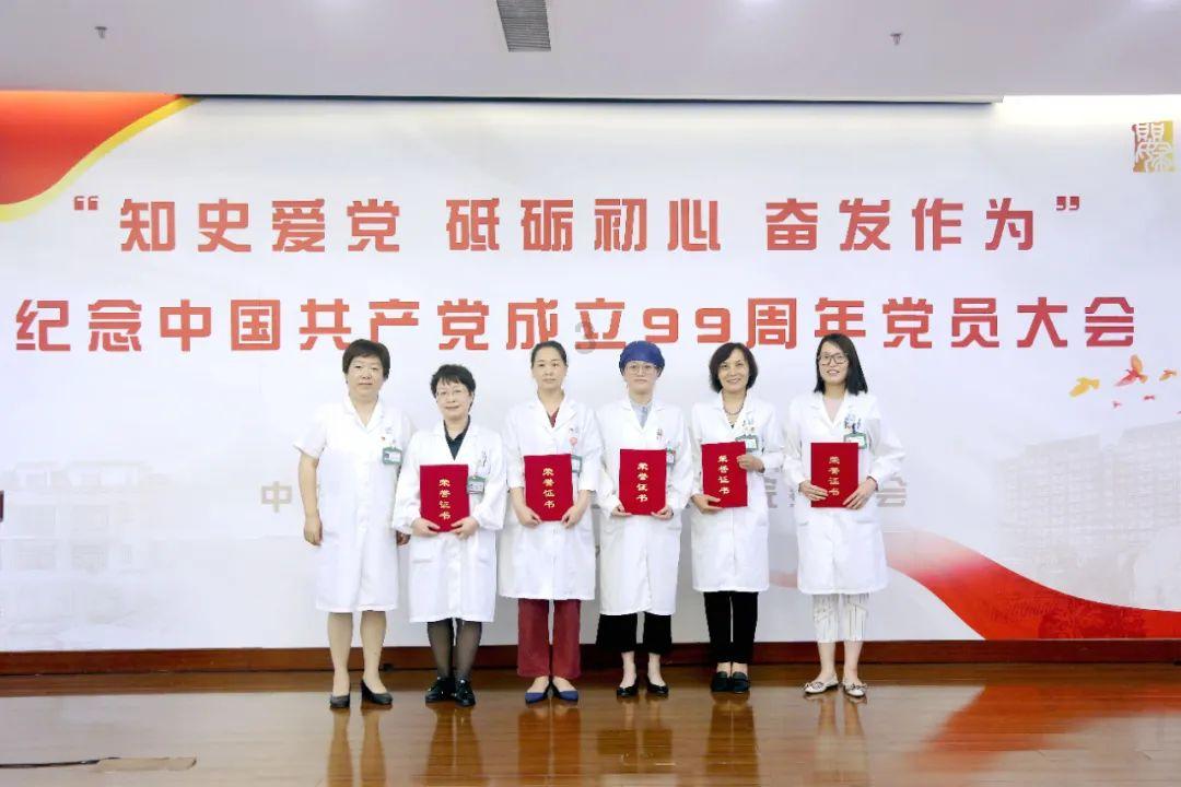 民警向门卫咆哮：你快走，这班我帮你上！这句话的背后有着怎样的感人故事？游戏画面